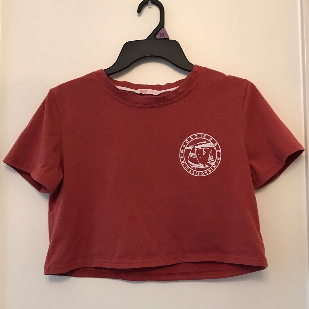Cropped burgundy T-shirt